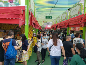 美食嘉年華吸引了大批市民入場。