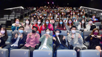 导演陈茂贤与一众演员出席优先场答谢观众。