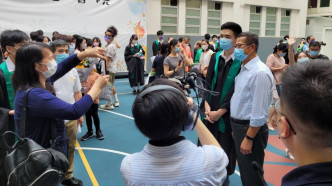陈茂波以神秘嘉宾身分到南山邨出席一所中学的毕业礼。网图
