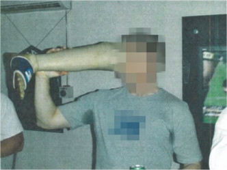 英国《卫报》公开一张澳洲士兵用死去的阿富汗塔利班士兵假肢喝酒的照片。网图