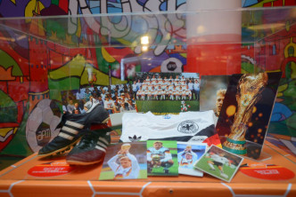 商場展示德國國家隊球衣、球鞋。