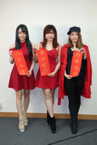 朱紀菲、林安兒與歌手陳卓瑩為手機App合唱主題曲。