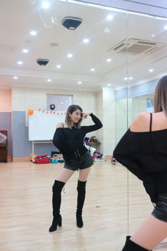 去过韩国习舞的她，自言自信心大增。