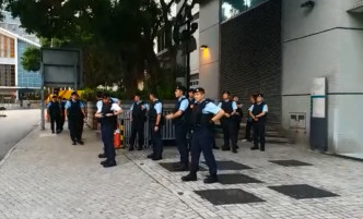 警员驻守法院外围。