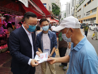 陳曉峰（左）落區向市民宣傳新選舉制度。