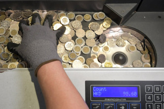 硬幣收回後安排分類，較新的會回流市面，有殘缺的則運往外地鑄幣廠熔解。