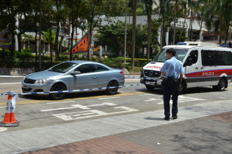 私家車頭有損毀痕跡。