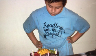 好鬼为食

肥仔最爱食，童年Jeffrey望住蛋糕流口水。