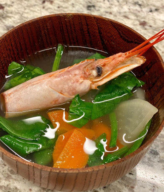 工藤静香制作了虾汤。