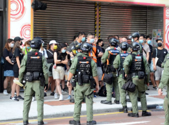 警方指自下午起，油麻地及旺角一帶均有大量人群集結及叫囂。