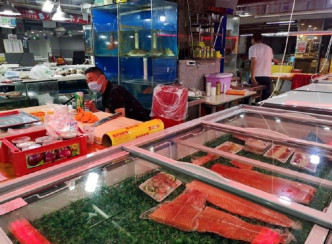 北京的超市將三文魚下架。網上圖片