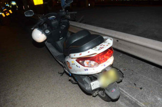 电单车在油站对开弯位失控人仰车翻。