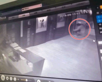 閉路電視發現一名中國籍男子行迹可疑。