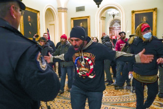 大批支持总统特朗普的激进示威者强行冲击国会大楼。AP图片
