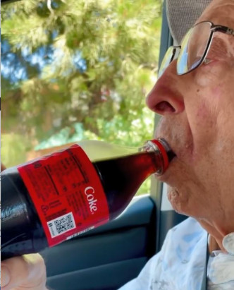 爷爷一上车就饮汽水。