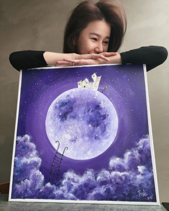 黄翠如早前分享紫色星空的新画作，获网民大赞。