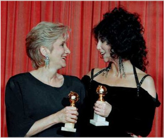 Olympia Dukakis與雪兒當年一起捧走金球獎。
