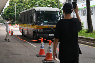 鄒幸彤囚車駛離。