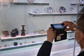 宋皇台站古迹遗址总共发现了70万件文物，并由古迹办挑选400件作展品。