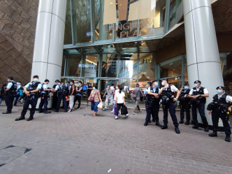 新世纪广场过去一年多次有示威者聚集警员到场驱散。资料图片
