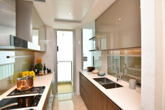 廚櫃以雙邊工作枱面設計，家電齊備。
