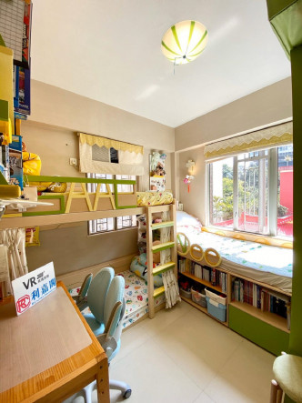 善用房内空间订造了3张睡床、书架、书枱及储物柜。