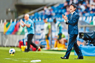 日本教練森保一在場邊激勵球員。