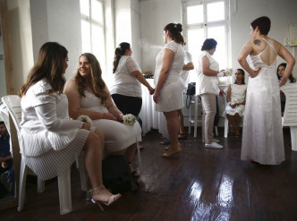 23對同性戀新人在特拉維夫集體舉行「非正式婚禮」。AP