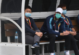 杨正光（左）指球队有为球员安排心理辅导，缓解外援因担心疫情影响家人的压力。郭晋朗摄