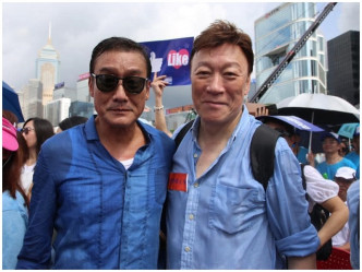 梁家辉及陈欣健出席撑警大会。警察加油facebook专页。