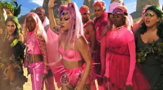 Lady Gaga于《Stupid Love》MV的1分钟预告中，化身粉红未来战士。