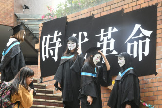 理大一批学生蒙面在校园抗议。