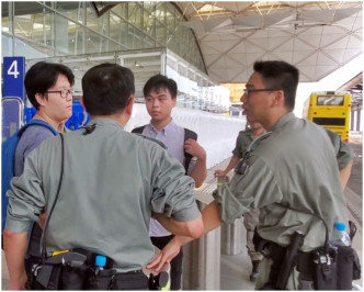 在禁制令下，未符合進入機場條件的人士被警方勸喻離去。