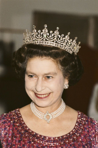 女王本人过去曾多次在公开场合配戴此颈鍊。网图