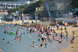 夏日炎炎，不少市民游水消暑。