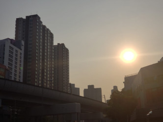 受下沉氣流籠罩香港天氣悶熱，多區空氣質素亦隨住轉差。