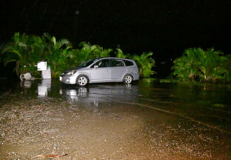 西貢西沙路井頭村一個車場亦出現水浸。