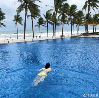另一张照片可见，吴敏霞在泳池中畅泳。网图