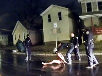 黑人男子普鲁德数月前在裸跑时被警察制服，后因被套上头套致窒息死亡。AP图片