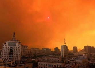 西昌市爆發森林山火，市區天空一片紅色。網圖