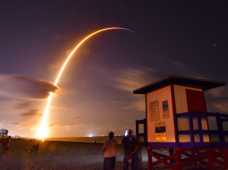 SpaceX發射一枚「獵鷹9號」火箭，並將60顆衛星送入太空。AP