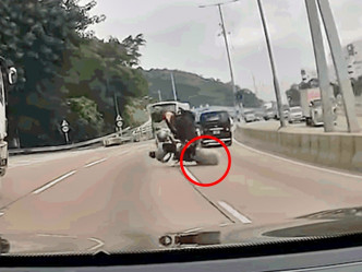电单车撞到杂物后，360度向前翻转。影片截图