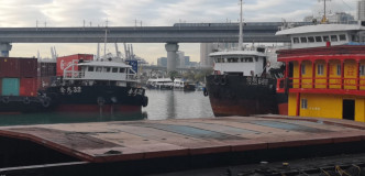 一艘编号「金龙32」内河船与一艘编号「佳联688」内河船相撞。