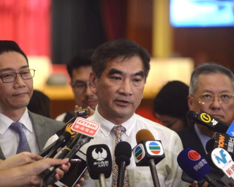 鍾國斌表示李家超解釋了民事、商事個案不會遣送。