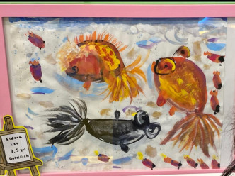 仟辰畫功唔錯，作品經常在藝術學校貼堂，例如呢幅好生動的金魚畫作。