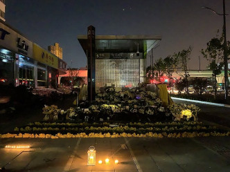 民众在郑州市地铁五号线沙口路站前献上鲜花和摆放烛光。界面新闻