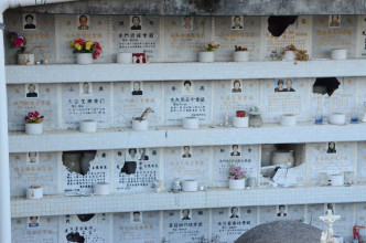 坟场85个龛位被人破坏。