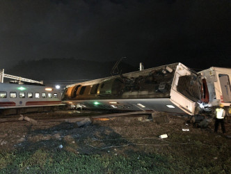 台灣宜蘭發生火車出軌事故。網上圖片