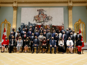 加拿大新内阁38名成员中，男女各占一半。路透社图片