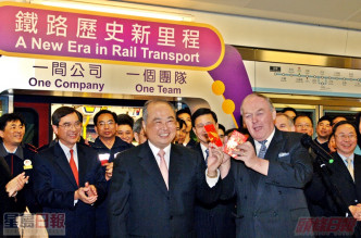 地鐵行政總裁周松崗和九鐵行政總裁詹伯樂，慶祝港鐵正式誕生。資料圖片
